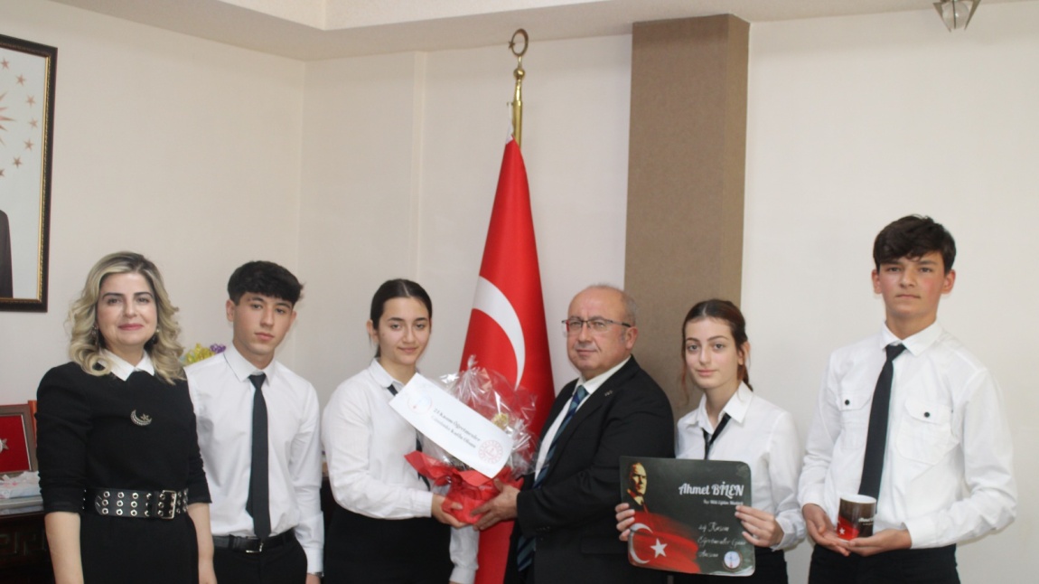 Okul Müdürümüz Emine KIRKPINAR ile öğrencileri Sincan İlçe Milli Eğitim Müdürü Sayın  Ahmet BİLEN'e 24 Kasım Öğretmenler Günü ziyareti gerçekleştirdi.